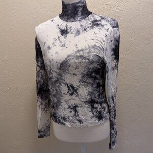 Paint print turtle neck
